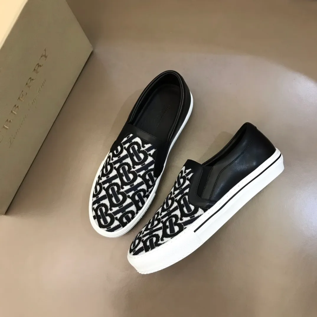◾️▫️B’s new spring and summer product, men’s classic low-cut slip-on sneakers, made of classic retro B’s printed canvas material, spliced ​​with layered calfskin, and decorated with a new brand logo. First-layer cowhide lining, embossed Burberry logo on the heel, and original TPU outsole!  P340 Yuan Size: 38-45